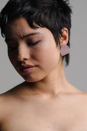 MARIA-TORNE-pendientes-porcelana-morado, materiales reciclados, diseños divertidos