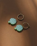 Pendientes de metacrilato con efecto metalizado. Cierre de acero inoxidable hipoalergénico dorado. materiales reciclados, diseños divertidos