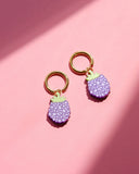 Pendientes Mitumi con forma de  mora, aro dorado, diseño divertido, moda española