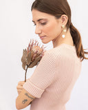 Pendientes Calder blanco MARÍA TORNÉ, Pendientes con movimiento pendular, colores claros. De porcelana esmaltada acabado mate, tiendas en Madrid, series limitadas