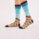 Calcetines multicolor Carlos Aquilué - peSeta, azul con planetas, distintos tonos de celeste simulando el mar y marron claro con tractores estampados, moda original, estampados originales