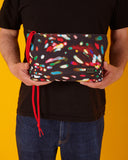 Bolsin neceser luz, bolso para maquillaje materiales reciclados, 
 trama de luces de colores nublado sobre fondo azul oscuro, con cordon y cierre, accesorios multifuncionales,
diseños divertidos