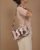  Bolso bandolera con asa regulable y compartimentos interiores. Estampado con un diseño de manos en alza de pieles de todos los tonos, moda lentita, moda española, moda femenina