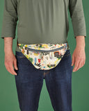 bolso-riñonera- con cierre delantero, cinta regulable, estampado original botánico sobre un fondo blanco, moda lentita, moda española, marca unisex