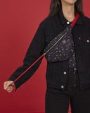 bolso-riñonera espacial con cierre delantero, cinta regulable, estampado original del espacio y las constelaciones, moda lentita, moda española, marca unisex