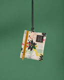 peSeta-PET-cartera-pequena-botanico-1, Cartera grande con telas estampadas y cinta de colgar.
Varios compartimentos interiores para tarjetas, billetes, hojitas o fotos de los seres queridos. Estampado botánico de hojas sobre fondos claritos, moda española, moda femenina