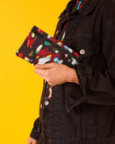 Estuche cilindrico, super útil y versátil. Cada uno es casi único por la disposición del estampado, estampado Lux, diseño de puntos y circulos de luces de colores sobre un fondo negro, con cordón, accesorios coloridos, accesorios originales