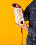Funda de gafas o móvil con estampado original hecha de tejidos de botellas recicladas, estampado Bailoteo, diferentes dibujos bailarines en colores rosados sobre un fondo blanco, hecho en españa, moda sostenible