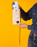 Funda de gafas o móvil con estampado original hecha de tejidos de botellas recicladas, estampado Bailoteo, diferentes dibujos bailarines en colores rosados sobre un fondo blanco, hecho en españa, moda sostenible