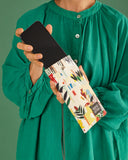 Funda de gafas o móvil con estampado original hecha de tejidos de botellas recicladas, estampado Botanico, diseño de plantas sobre un fondo claro, hecho en españa, moda sostenible
