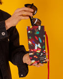 Funda de gafas o móvil con estampado original hecha de tejidos de botellas recicladas, estampado Lux, diseño original luces difuminadas de colores sobre fondo negro, moda sostenible