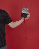 Tarjetero monedero Espacial PET - peSeta, Carteras ecológicas originales, con diseño original del espacio y las constelaciones y un cordón rojo para llevar, cinta elástica de cierre, Diseño textil en Madrid, moda lentita, moda unisex