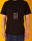 Tarjetero monedero Lux PET - peSeta, Carteras ecológicas originales, con diseño original de luces en movimiento colorido y un cordón para llevar, cinta elástica de cierre, Diseño textil en Madrid, moda lentita, moda unisex