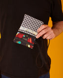 Tarjetero monedero Lux PET - peSeta, Carteras ecológicas originales, con diseño original de luces en movimiento colorido y un cordón para llevar, cinta elástica de cierre, Diseño textil en Madrid, moda lentita, moda unisex