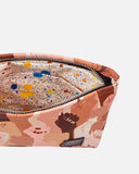 bolsin-neceser-pieles, bolso de maquillaje con estampado original de puños en alza de piel de todos los colores, con cierre y cordón, materiales reciclados, accesorios multifuncionales