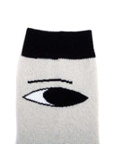 Calcetines plateados Laura Ameba - peSeta, detalles en negro y rosa, estampado de ojos sobre un fondo gris, moda sostenible, hecho en España