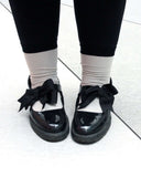 Calcetines plateados Laura Ameba - peSeta, detalles en negro y rosa, estampado de ojos sobre un fondo gris, moda sostenible, hecho en España