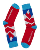 peSeta-calcetines-toni-ramon, color celeste y rojo con blanco, estampado de montañas rojas, materiales sostenibles, materiales reciclados