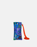 Funda de gafas o móvil con estampado original hecha de tejidos de botellas recicladas, estampado Flores Nuria, diseño original de pequeñas plantas y flores de colores sobre un fondo azul, moda sostenible