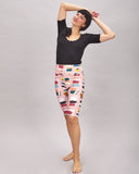 Leggings cortos Collage estampado colorido de figuras sobre un fondo rosa, tiendas en Madrid, series limitadas