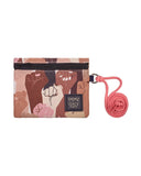 peSeta-PET-cartera-pequena-pieles, cartera multifuncional pequeña pero ultra versatil, estampado de puños em alza con pieles de todos los tonos, con cierre y correa rosa, moda lentita, moda española estampados originales