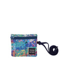 peseta-PET-CARTERAPEQUENA-incendio, cartera pequeña pero ultra versatil, estampado de incendio en tonos frios azulados con tintes amarillos, moda lentita, moda española estampados originales