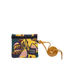 peSeta-PET-cartera-pequena-orgamico, cartera multifuncional pequeña pero ultra versatil, estampado super original en tonos amarillo y negro, con cierre y correa amarilla, moda lentita, moda española.