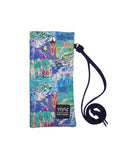 Funda de gafas o móvil con estampado original hecha de tejidos de botellas recicladas, estampado Incendio, diseño original de incendio turbio en tonos frios azules y verdes, hecho en españa, moda sostenible