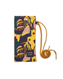 Funda de gafas o móvil con estampado original hecha de tejidos de botellas recicladas, estampado Terremoto, diseño original de colores combinado en tono tierra,  moda sostenible