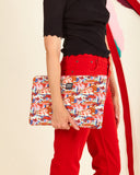 Funda de laptop 13" con estampado original hecha de tejidos de botellas recicladas, estampado Erupción, diseño original colorido como estallido combinados en fondo blanco,  moda sostenible