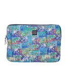 Funda de laptop 13" con estampado original hecha de tejidos de botellas recicladas, estampado Incendio, diseño original colorido resaltando en pinceladas azules y verdes,  moda sostenible