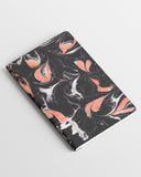 Cuaderno pequeño marmolado de Brianda Fitz-James Stuart para peSeta. 40 páginas blancas y cubierta sobre estucado de 350 g.