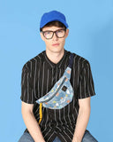 bolso-riñonera TinyHouses  con cierre delantero, cinta regulable, estampado original de casas pequeñas sobre un fondo azul con rayitas , moda lentita, moda española, marca unisex