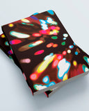 peseta-cuaderno-grande-lux, Cuaderno Grande de 120 páginas blancas, tapa con estampado original con motivo de luces difuminadas de colores en un fondo negro. Diseño de peSeta.
Hecho en España, accesorios coloridos, accesorios original