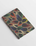 Cuaderno pequeño brava gris, con diseño original de llamas de distintos colores con negro sobre un fondo blanco con puntos negros, diseños divertidos, moda española, materiales reciclados, accesorios multifuncional